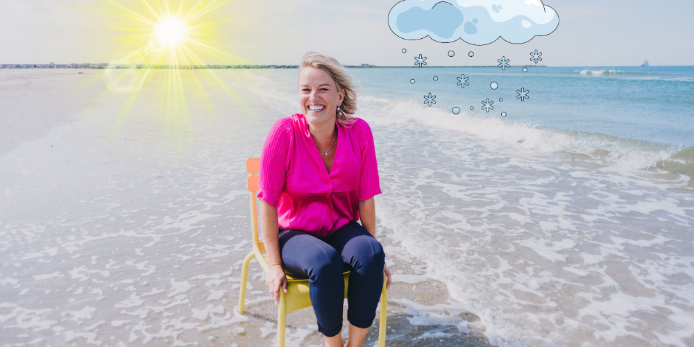 Foto van Annelies in de branding, met links boven haar hoofd een zonnetje en rechts een ijzige wolk - ter illustratie van het thema over de temperatuur van woorden